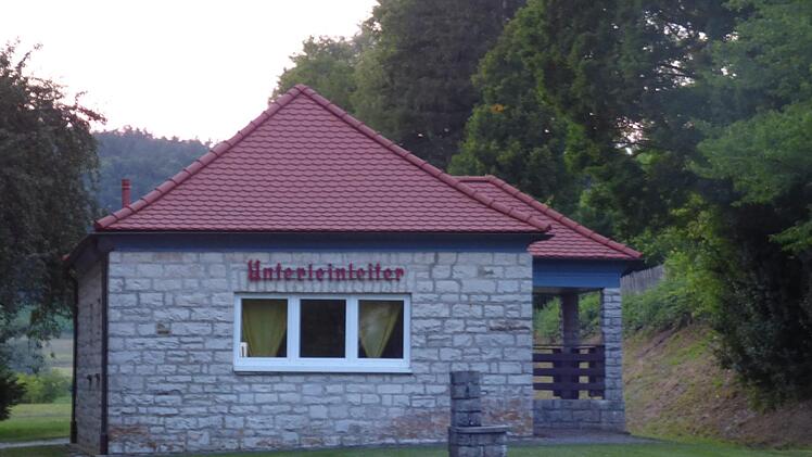 Was soll aus dem ehemaligen Bahnhofsgebäude und  Jugendhaus werden? Foto: Thomas Weichert