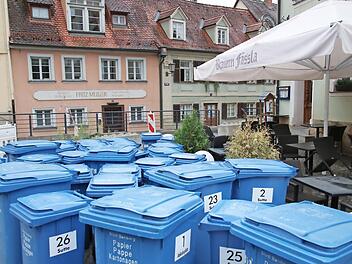 Blaue Tonnen-Armada an der Sutte. Foto: Sebastian Schanz