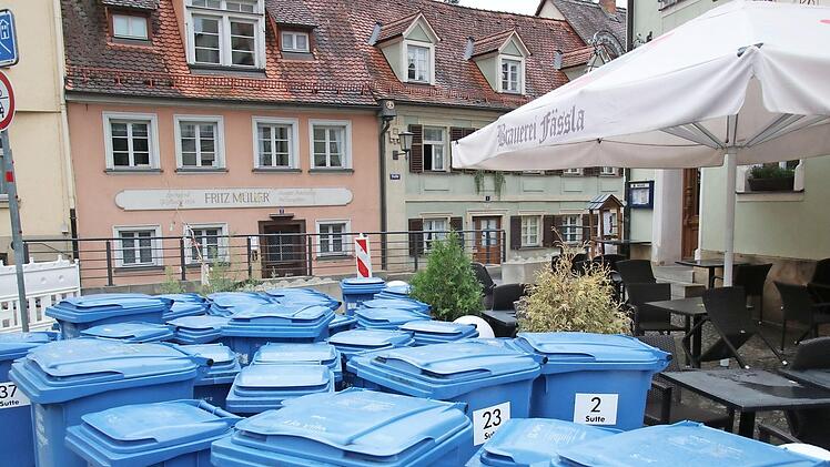 Blaue Tonnen-Armada an der Sutte. Foto: Sebastian Schanz