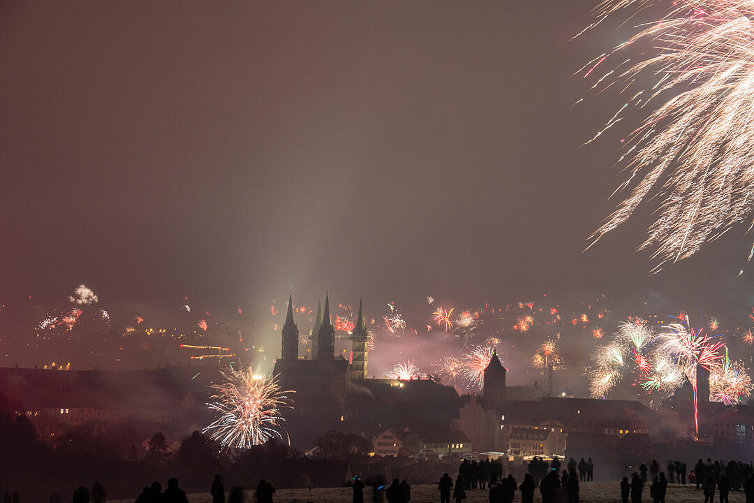 Silvester 2025: Bamberg schießt sich ins neue Jahr 2025 - Feuerwerk über der Domstadt Silvester 2025: Bamberg schießt sich ins neue Jahr 2025 - Feuerwerk über der Domstadt