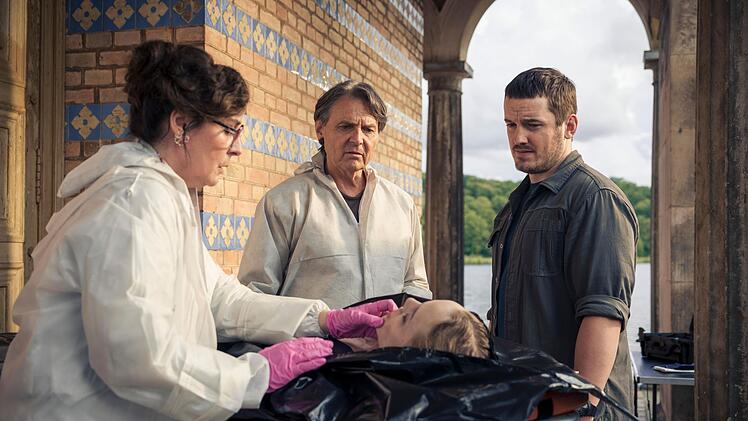 Sie sind ein (fast) eingespieltes Team: Miriam Nagel (Katrin Heller, links), Armin Weber (Wolfgang Bahro, Mitte) und Gregor Weber (Felix Kreutzer) setzen alles daran, den Mord an Melina (Lilly Joan Gutzeit) aufzukl&auml;ren.