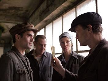 Was planen Tzvi (Nikolai Kinski, links), Anna (Sylvia Hoeks) und Max (August Diehl) im Nachkriegsdrama "Plan A - Was w&uuml;rdest du tun?" &uuml;ber einen wahren j&uuml;dischen Racheplan?