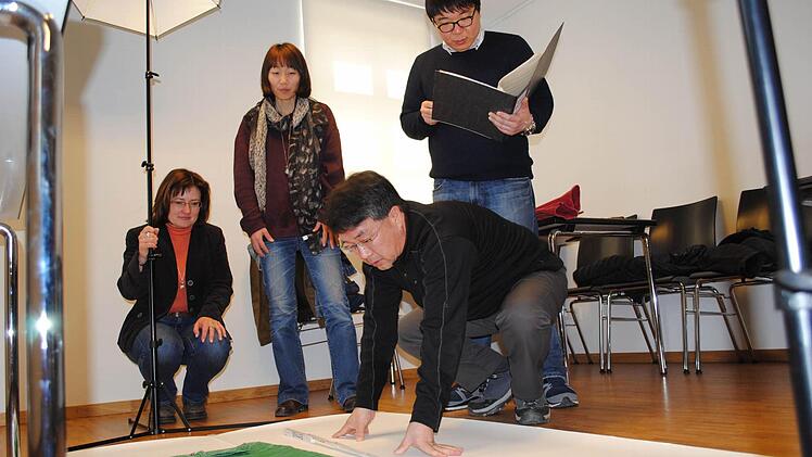 Penibel arrangiert Direktor Mynungsub Chung die Exponate für deren Dokumentation, Kurator Kyoungpyo Kang führt die Listen, Kim Jin Suk steht als Dolmetscherin zu deren Seite und Museumsleiterin Tanja Roppelt staunt über die Arbeit der koreanischen Gäste. Foto: Anette Schreiber