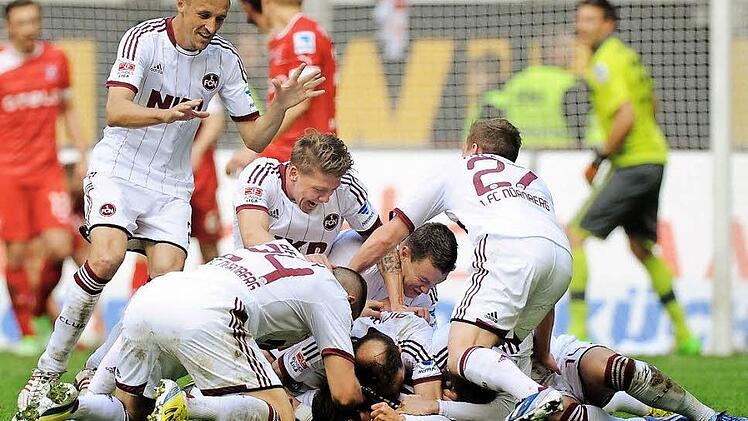 So wie die Nürnberger am Samstag in Düsseldorf jubelten, als die Spieler nach dem Treffer zum 1:2 den Torschützen Marvin Plattenhardt unter sich begruben, werden sie am Pfingstmontag ihre Tore nicht feiern. Doch dass das eine oder andere Tor gegen den gastgebenden Bezirksligisten FC Coburg fallen wird, daran zweifelt niemand. Die Organisatoren erwarten zwischen 3000 und 4000 Zuschauer. Foto: Marius Becker/dpa