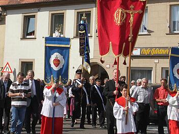 So viele Teilnehmer gab es bei der Prozession schon lange nicht mehr. Im Vordergrund die Ministranten, dahinter Gläubige und ein Teil der Vereine, die ihre Fahnen mitführten. Fotos: Sonja Adam