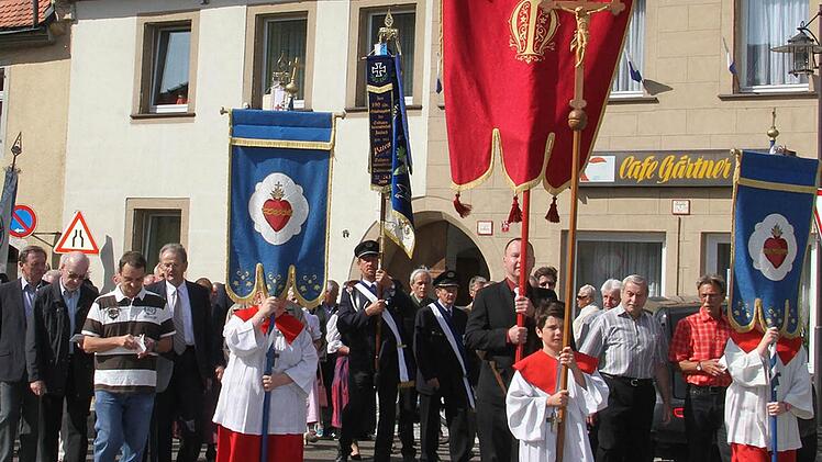So viele Teilnehmer gab es bei der Prozession schon lange nicht mehr. Im Vordergrund die Ministranten, dahinter Gläubige und ein Teil der Vereine, die ihre Fahnen mitführten. Fotos: Sonja Adam