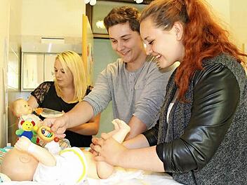 Julia Kühn (hinten), Nicolai Werner und Helen Michalik machen eine zweijährige Ausbildung in als Kinderpfleger. Dort lernen sie auch das Wickeln und Füttern von Säuglingen.  Fotos: Thomas Heuchling