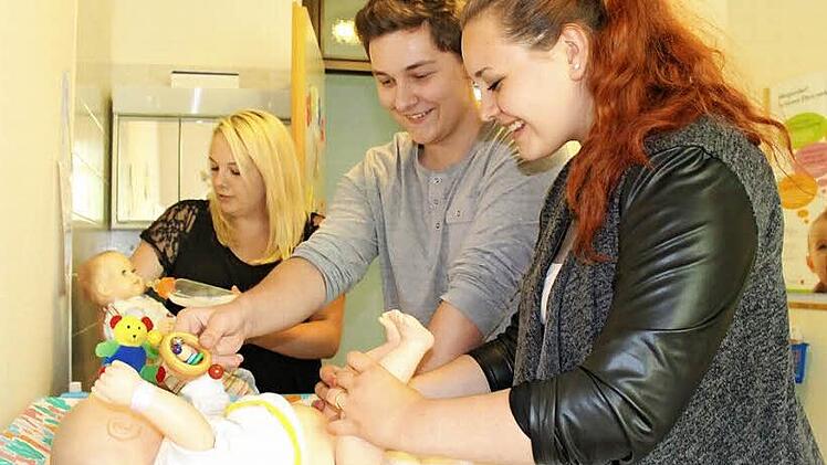 Julia Kühn (hinten), Nicolai Werner und Helen Michalik machen eine zweijährige Ausbildung in als Kinderpfleger. Dort lernen sie auch das Wickeln und Füttern von Säuglingen.  Fotos: Thomas Heuchling