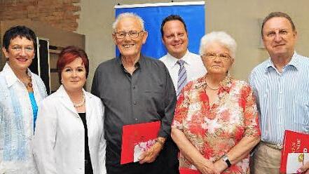 Landtagsvizepräsidentin Inge Aures, die Stellvertreterin des Landrats, Christina Flauder (von links) und Ortsvereinsvorsitzender Ingo Lehmann (Dritter von rechts) gratulierten Robert Hartmann (Dritter von links), Erich Sandler und Anneliese Kimpel (von rechts) für 60 Jahre Zugehörigkeit zur SPD. Fotos: Stephan Herbert Fuchs