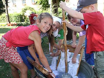 Waschtag mit Waschbrett und Wäschestampfer  Foto: Gerda Völk