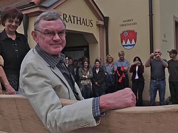 Probesitzen auf der gestifteten Ruhebank. Foto: Gerd Schaar