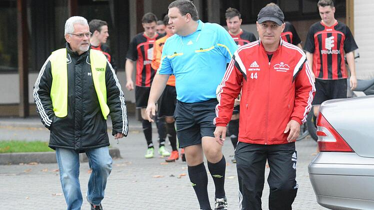 Freundliche Sonderbewachung für den Schiedsrichter in Thulba. Foto: ssp