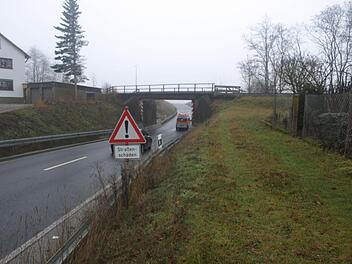 Die 907 Meter lange Strecke der B 286 von der Abzweigung von der B 19 bis zur Bahnbrücke Oerlenbach wird heuer saniert. Baubeginn soll im April sein. Unser Bild zeigt die Ortsausfahrt von Oerlenbach mit Bahnunterführung und der Kuppe, die abgeflacht wird.  Foto: Stefan Geiger
