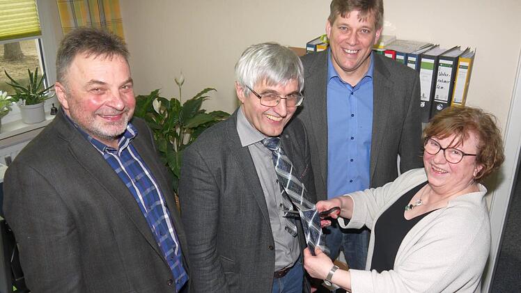 Na das fängt ja gut an: Kaum hat die neue Spitze des Kreisverbandes Coburg im Bayerischen Bauernverband mit Wolfgang Schultheiß, Hans Rebelein und Martin Flohrschütz (von links) ihren Dienst angetreten - schon geht ihnen an Weiberfastnacht BBV-Sekretärin Elke Fischer an die Krawatte, Foto: Berthold Köhler