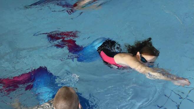 So schwimmen elegante Meerjungfrauen und Wassermänner! Foto: Barbara Herbst