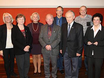 Die Stadt Coburg verlieh erstmals die Ehrenamtskarte in Gold (von links): Antje Hennig, Heide Braunschmidt, Juliane Freund, Wilhelm Braunschmidt, Dritter Bürgermeister Thomas Nowak, Ernst Franke, Egon Griebel und Rosemarie Kaiser. Foto: Wolfgang Desombre