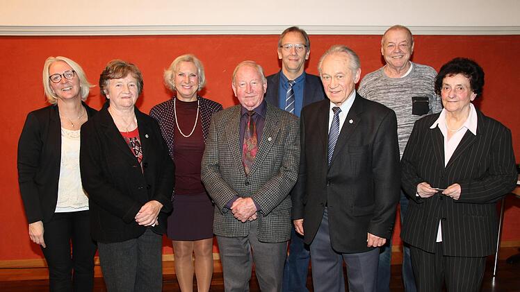Die Stadt Coburg verlieh erstmals die Ehrenamtskarte in Gold (von links): Antje Hennig, Heide Braunschmidt, Juliane Freund, Wilhelm Braunschmidt, Dritter Bürgermeister Thomas Nowak, Ernst Franke, Egon Griebel und Rosemarie Kaiser. Foto: Wolfgang Desombre