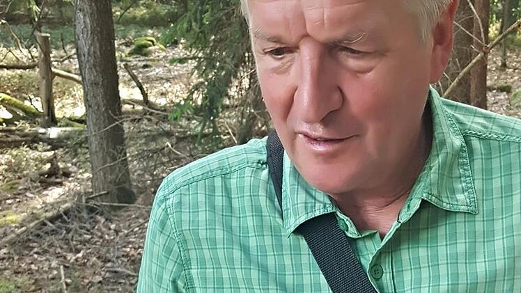 Heinz Fausten mit den beiden Trüffeln, die er im Frühjahr im Wald bei Weißenbrunn gefunden hat.H. Will