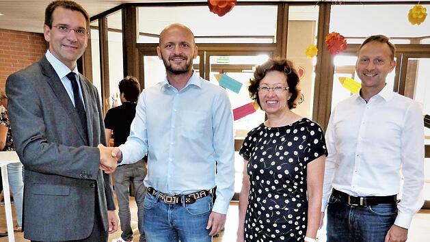 Schulrat Michael Hack (links) führte Bernd Fritsch als Konrektor der Grund- und Mittelschule Mainleus ein. Weiter nach rechts Rektorin Doris Hörath und Bürgermeister Robert Bosch. Foto: Werner Reißaus
