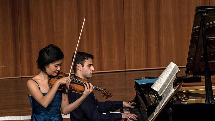 Die Geigerin Mayumi Kanagawa  und der Pianist  Ido Ramot beeindruckten bei ihrem Duoabend im Coburger Kongresshaus.Foto: Jochen Berger