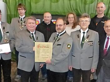 Ehrungen und Neuwahlen bei den Marktleugaster Schützen. Unser Bild zeigt (von links) Egon Barth, Felix Kutnar, Ehrenmitglied Manfred Huhs, Mike Kramarczyk, den neuen Vorsitzenden Oliver Kutnar, Regina Kramarczyk, Rainer Gilke, Manfred Mertel und Bürgermeister Franz Uome.  Foto: Klaus-Peter Wulf