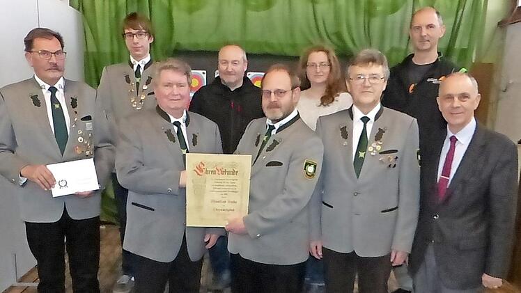 Ehrungen und Neuwahlen bei den Marktleugaster Schützen. Unser Bild zeigt (von links) Egon Barth, Felix Kutnar, Ehrenmitglied Manfred Huhs, Mike Kramarczyk, den neuen Vorsitzenden Oliver Kutnar, Regina Kramarczyk, Rainer Gilke, Manfred Mertel und Bürgermeister Franz Uome.  Foto: Klaus-Peter Wulf