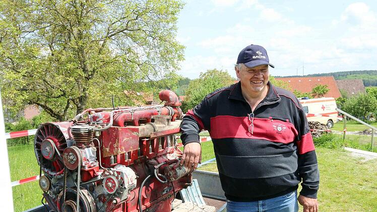 Initiator Wofgang Abé mit einem 912er Deutz-Motor mit sechs Zylindern. Foto: Adriane Lochner