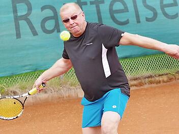 Beim 5:4-Heimsieg der Herren 50 des SV Neuses im Spitzenspiel der Bezirksklasse 2 gegen den TSV Melkendorf blieb Uwe Fugmann (Bild) in seinem Einzel und im Doppel mit Günther Wimmer ohne Satzverlust.  Foto: Hans Franz