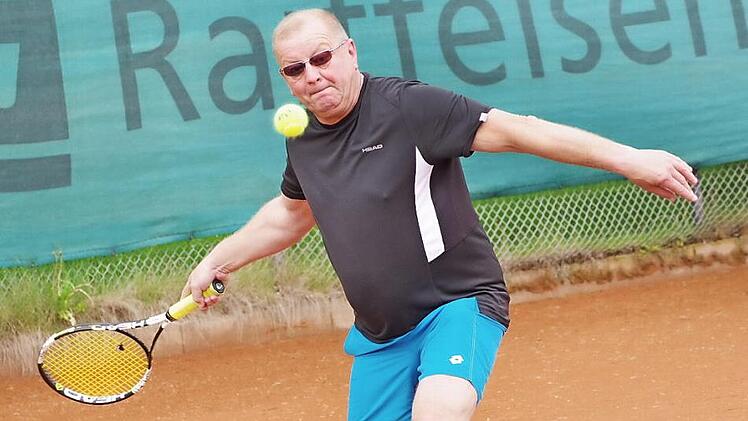 Beim 5:4-Heimsieg der Herren 50 des SV Neuses im Spitzenspiel der Bezirksklasse 2 gegen den TSV Melkendorf blieb Uwe Fugmann (Bild) in seinem Einzel und im Doppel mit Günther Wimmer ohne Satzverlust.  Foto: Hans Franz