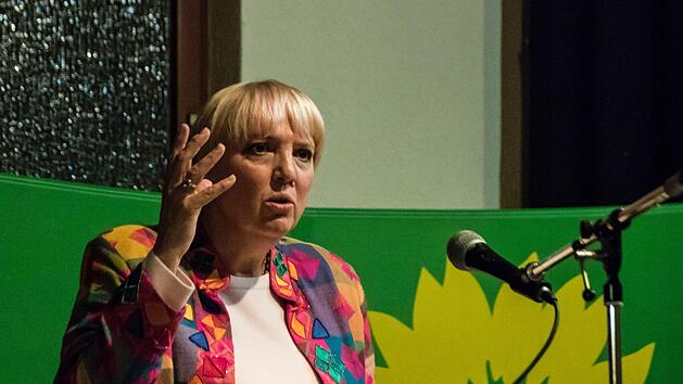 K&auml;mpferisch: Claudia Roth beim Wahlkampfauftritt im "Schwarzen B&auml;ren" in BeiersdorfFoto: Jochen Berger
