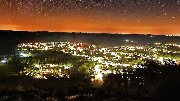 Besonders nachts ist der Opferst&auml;tte eine ganz besondere Sch&ouml;nheit und Magie zu eigen. Wenn die Lichter angehen, entwickelt dieser Ort einen eigenen Reiz. Man sieht in der Ferne die Lichter der umliegenden D&ouml;rfer und St&auml;dte. Und im Sommer zeigt sich bei etwas Gl&uuml;ck die Milchstra&szlig;e am Himmel.