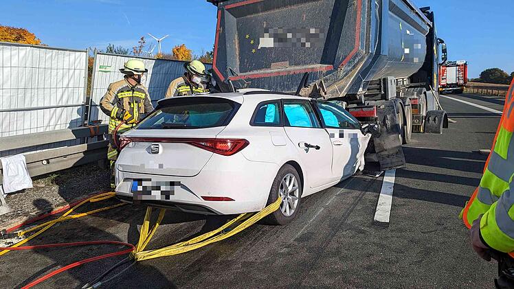 Tödlicher Unfall auf der A93: Auto gerät unter Lastwagen