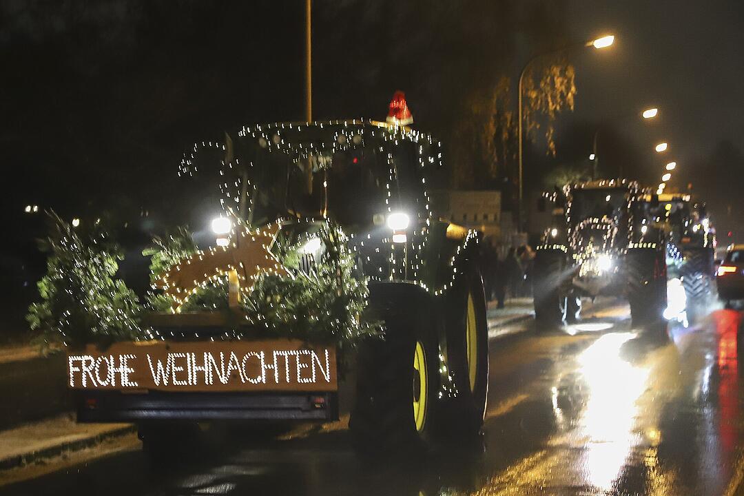 In Kulmbach durfte die beliebte Lichterfahrt der Traktoren stattfinden.