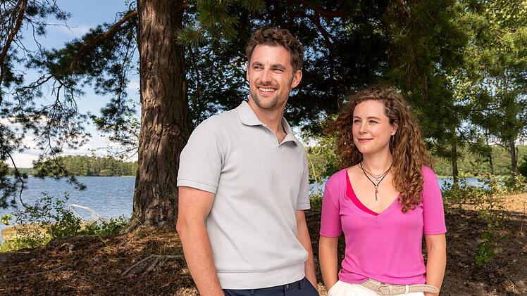 Bei ihrem Aufenthalt an der K&uuml;ste trifft Jule (Klara Deutschmann) auf den sympathischen Familienvater Paul (Ferdinand Seebacher).