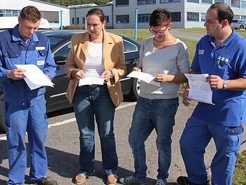 Fassungslos: P. Höhn, G. Pfeufer, Y. Brandl und A. Materle (von links) vergleichen ihre Entlassungsschreiben. Erst trösteten sie sich gegenseitig, ab nächster Woche wollen sie mit gemeinsamen Aktionen gegen den ihrer Meinung nach ungerechtfertigten Rausschmiss vorgehen. Foto: Ralf Kestel