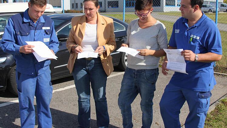 Fassungslos: P. Höhn, G. Pfeufer, Y. Brandl und A. Materle (von links) vergleichen ihre Entlassungsschreiben. Erst trösteten sie sich gegenseitig, ab nächster Woche wollen sie mit gemeinsamen Aktionen gegen den ihrer Meinung nach ungerechtfertigten Rausschmiss vorgehen. Foto: Ralf Kestel