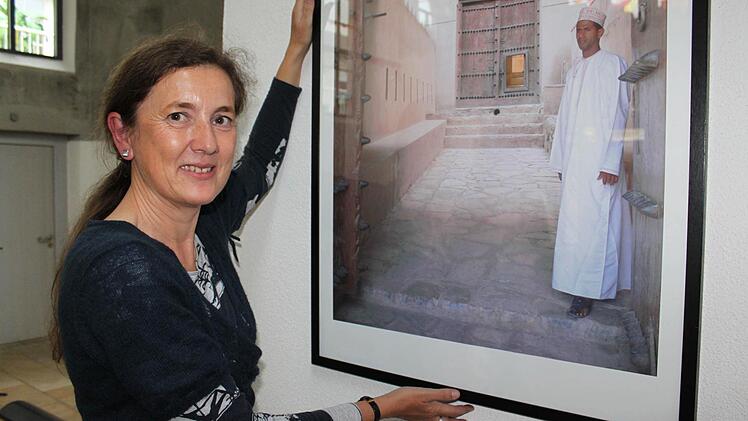 Kerstin Sperschneider beim Aufhängen ihrer Bilder in der Kronacher Synagoge (2010). Foto: Corinna Igler