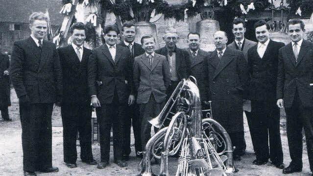 Frankenbrunner Musiker 1958 bei der Weihe der Kirchenglocken. Von links: Hermann Seifried, Helmut Vorndran, Emil Fröhlich, Ludwin Schäfer, Robert Fröhlich, Wilhelm Baumgart, Gebhard Fröhlich, Arthur Fröhlich, Willi Döll Edwin Heil und Willi Schottdorf.