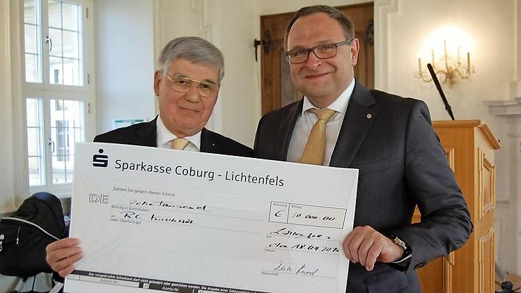 Präsident Dieter Hund überreicht den Scheck an Hans Walter Wittig, Präsident des Rotary-Clubs Kronach.