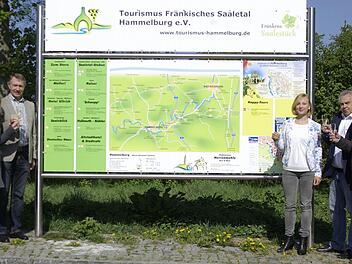 Tourismusvereins-Geschäftsführerin, Elfriede Böck, Vorsitzender Alfred Jeurink, Franziska Bischof, Geerd Müller und Bürgermeister Peter Hart (v. l.) übergaben jetzt die neue Info-Tafel . Foto: Winfried Ehling