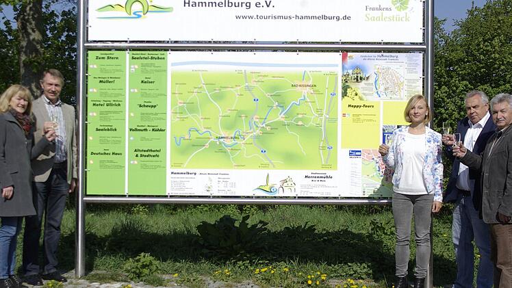 Tourismusvereins-Geschäftsführerin, Elfriede Böck, Vorsitzender Alfred Jeurink, Franziska Bischof, Geerd Müller und Bürgermeister Peter Hart (v. l.) übergaben jetzt die neue Info-Tafel . Foto: Winfried Ehling