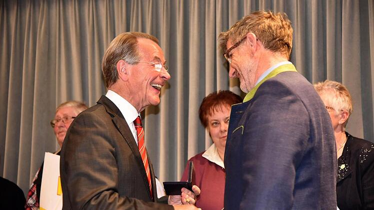 Franz Müntefering dankt Landrat Michael Busch für dessen Engagement für den ASB. Foto: Gabi Arnold