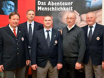 Im Rahmen der Jahreshauptversammlung ehrte die Rot-Kreuz-Bereitschaft Bad Kissingen langjährige Ehrenamtliche durch Bereitschaftsleiter Thomas Menz. Auf unserem Foto v.li.: Thomas Menz, Thomas Schreiner, Marco Kiesel, Franz Vorndran und Wolfgang Deppisch.  Foto: Peter Rauch