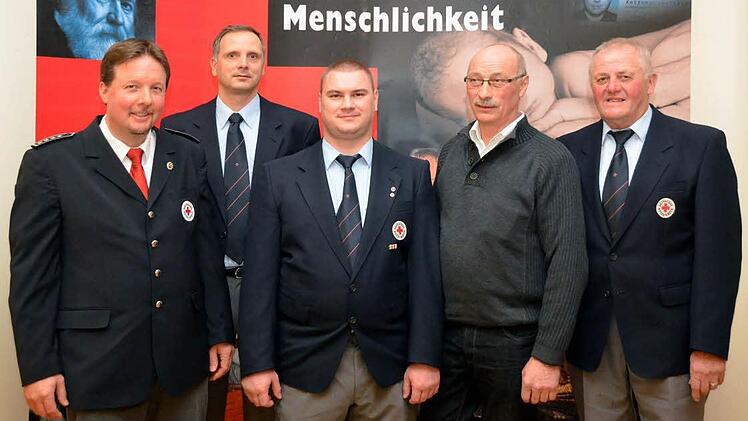 Im Rahmen der Jahreshauptversammlung ehrte die Rot-Kreuz-Bereitschaft Bad Kissingen langjährige Ehrenamtliche durch Bereitschaftsleiter Thomas Menz. Auf unserem Foto v.li.: Thomas Menz, Thomas Schreiner, Marco Kiesel, Franz Vorndran und Wolfgang Deppisch.  Foto: Peter Rauch