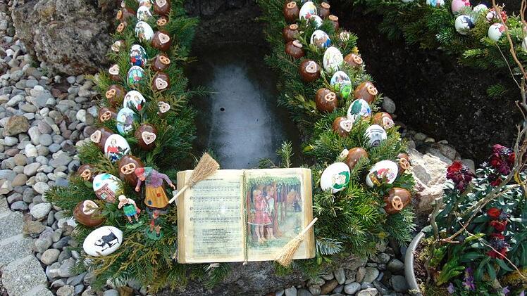 Ein ausrangiertes Gotteslob mit dem Deckblatt eines MärchensPetra Malbrich