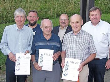Über die Ehrungen freuen sich (v. li.) Thomas Engel, Torsten Pohl, Helmut Reichelt, Jürgen Rückert, Helmut Fischer, Norbert Engel.  Foto: Oelzner