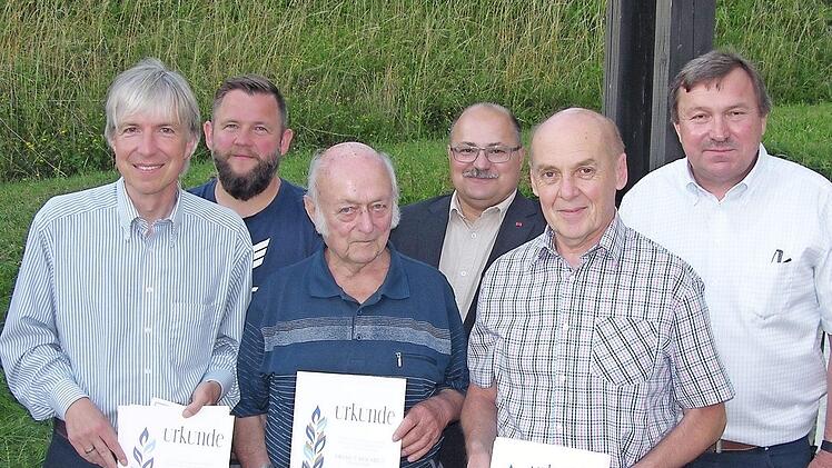 Über die Ehrungen freuen sich (v. li.) Thomas Engel, Torsten Pohl, Helmut Reichelt, Jürgen Rückert, Helmut Fischer, Norbert Engel.  Foto: Oelzner