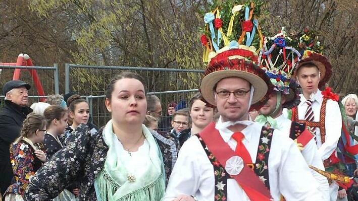 In bunter Tracht umrunden die Tanzpaare einen Strohhaufen, der heuer aus Sicherheitsgründen nicht in Brand gesetzt wurde. Fotos: Manfred Welker