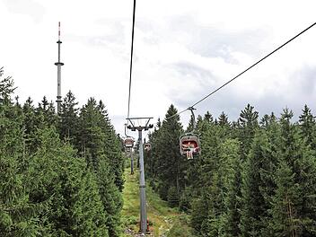 Blick aus dem Sessellift-Nord zum Ochsenkopf, links die Spitze des Sendeturms