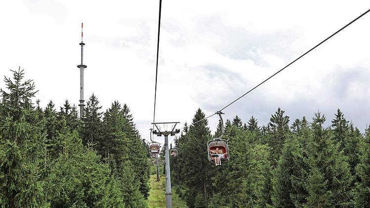 Blick aus dem Sessellift-Nord zum Ochsenkopf, links die Spitze des Sendeturms